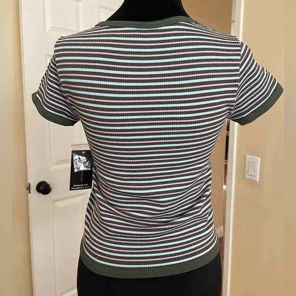 🆕 Seamless Stripe Top - Picture 6 of 6